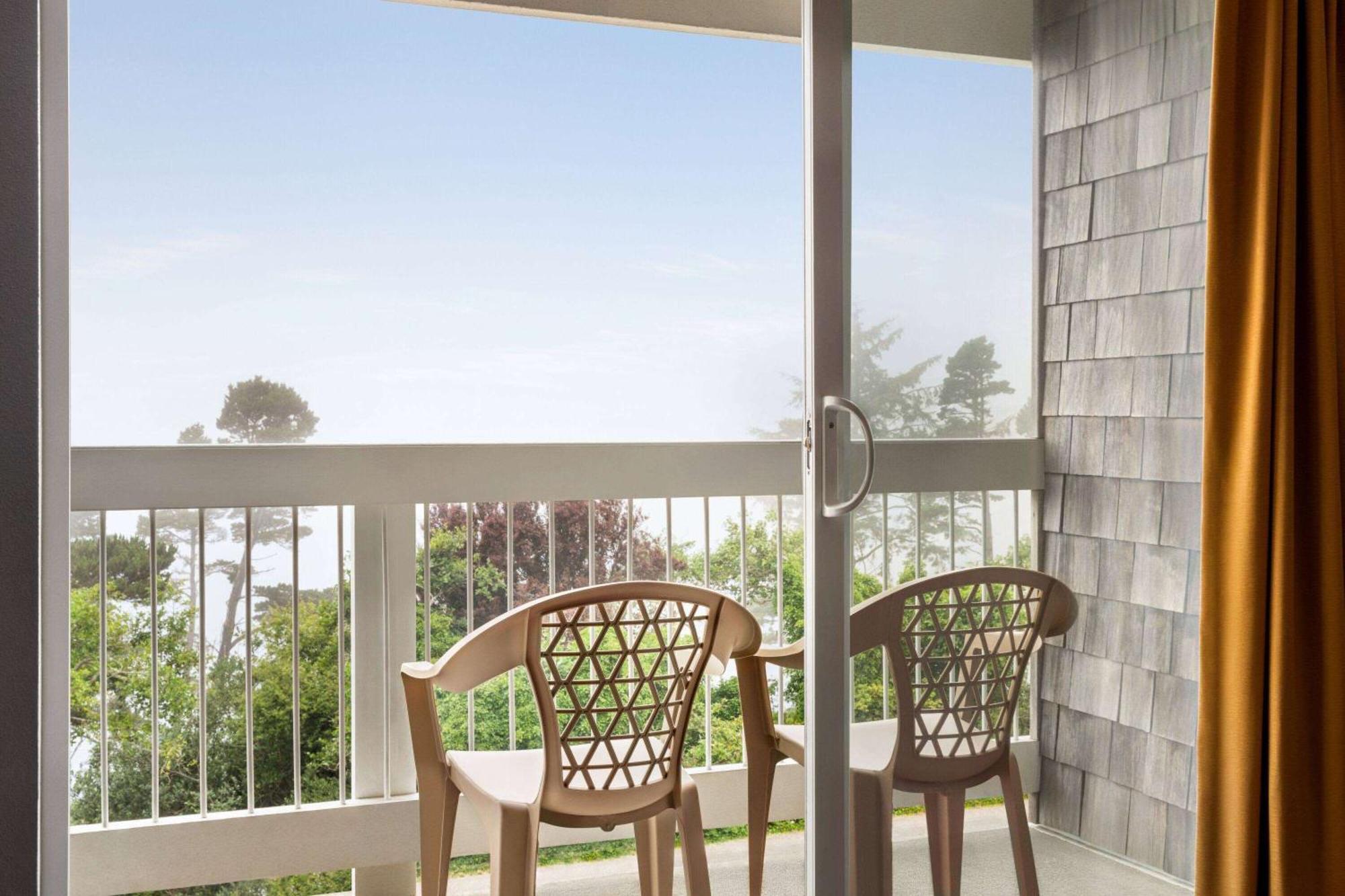 Travelodge By Wyndham Depoe Bay Exterior photo
